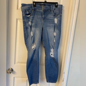 EUC Torrid 22R Jeggings Distressed High Waist